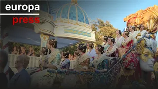 30 carrozas desfilan este domingo en la &quot;histórica&quot; Batalla de Flores de València