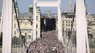 Pride a Budapest: centinaia di migliaia di persone marciano nonostante il divieto di Orbán