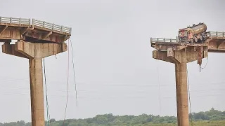 Veicoli precipitano nel fiume dopo il crollo di un ponte in India, diversi morti