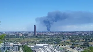 Siviglia, enorme incendio in un magazzino di prodotti chimici: confinate in casa 80mila persone