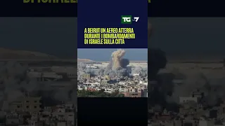 A #Beirut un aereo atterra durante i bombardamenti di Israele sulla città